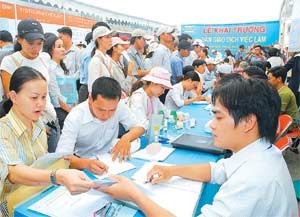 Job seekers register for interview at the fair in Ho Chi Minh City on March 21. (Filed photo)